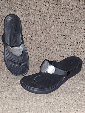 CROCS-Sanrah Wedge Sandals-Black  W/Silver Hammered Medallions- Sz 6-Near Mint